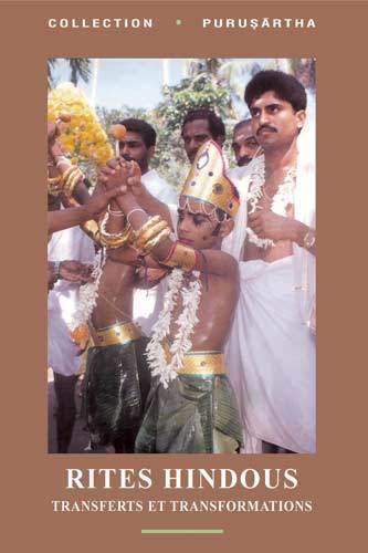 Jeunes garçons hindous parés en rois lors de la préparation du sacrifice rituel à la déesse Bhadrakali au temple de Puthenkulangara (Kérala, 1995)